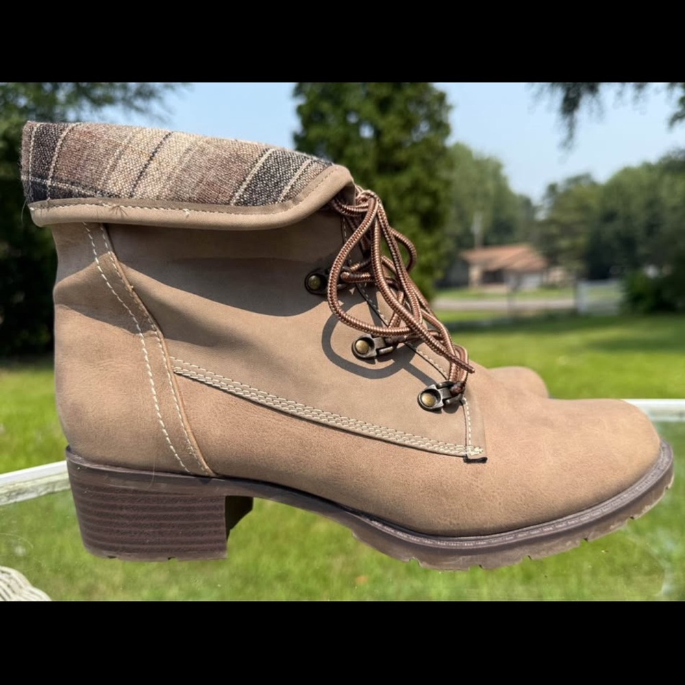 SOLD Sporto Tan Lace Up Boots